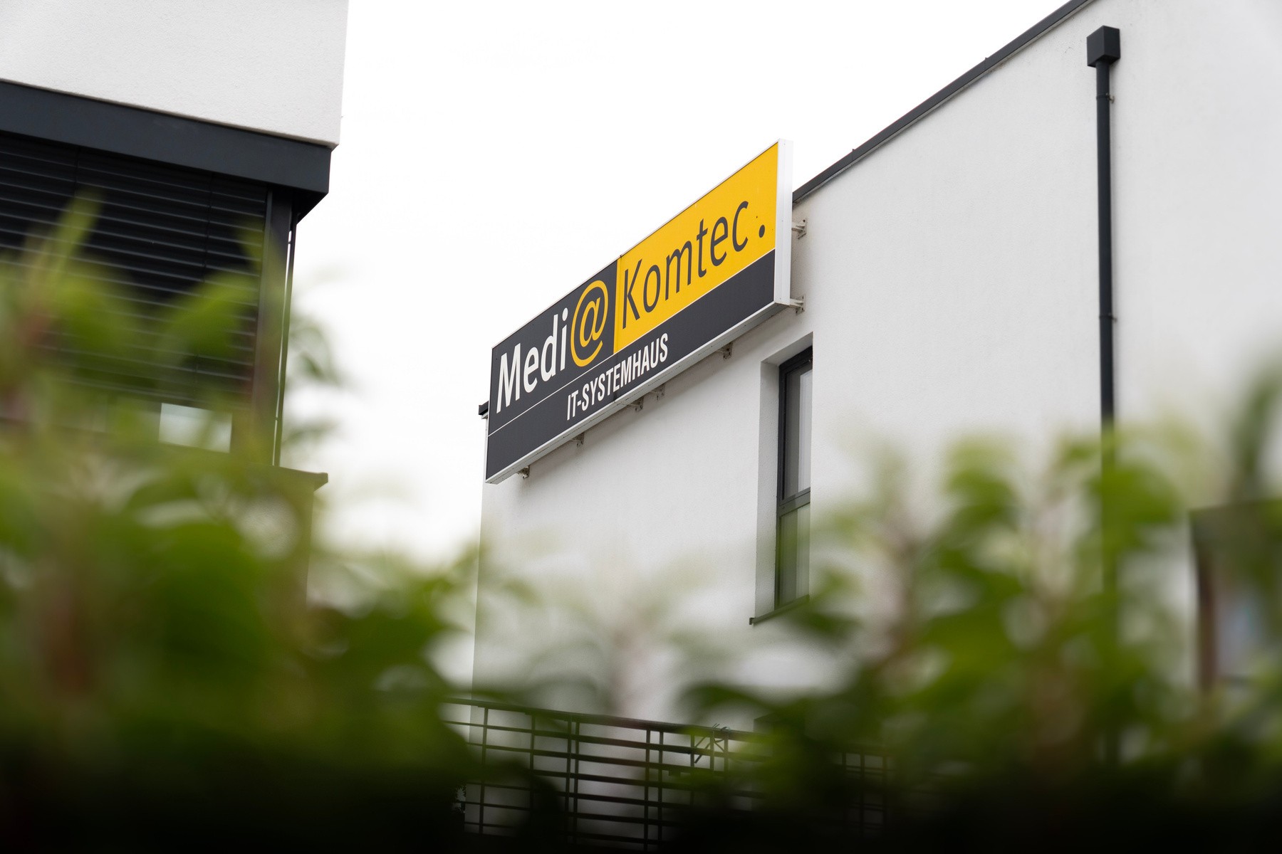MediaKomtec Unternehmensschild