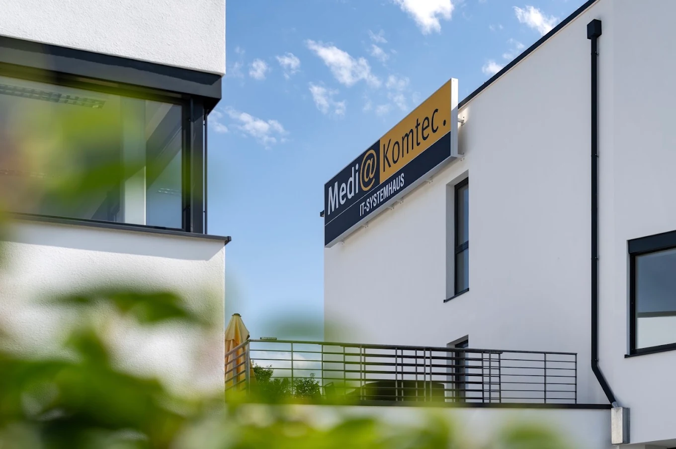 MediaKomtec Firmenschild am Gebäude