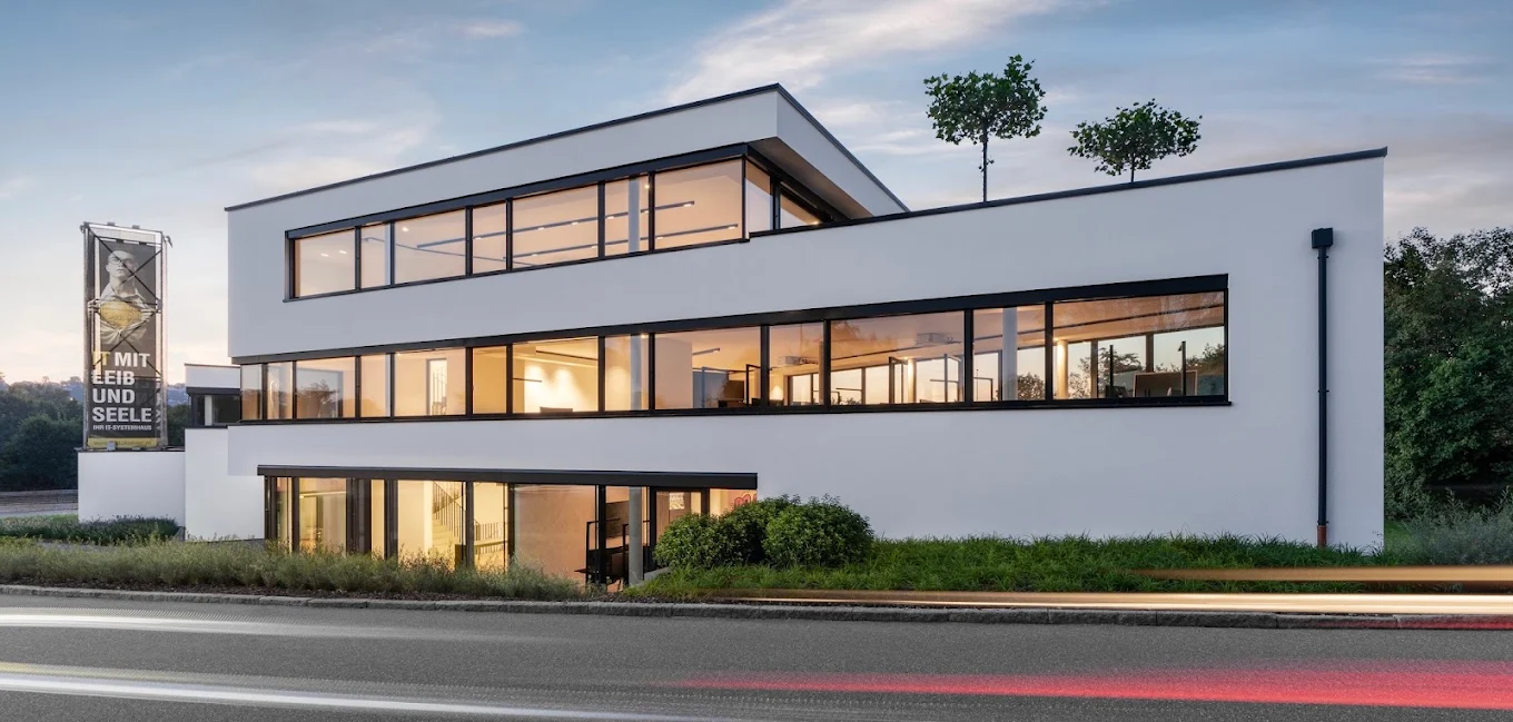 MediaKomtec Firmengebäude am Abend